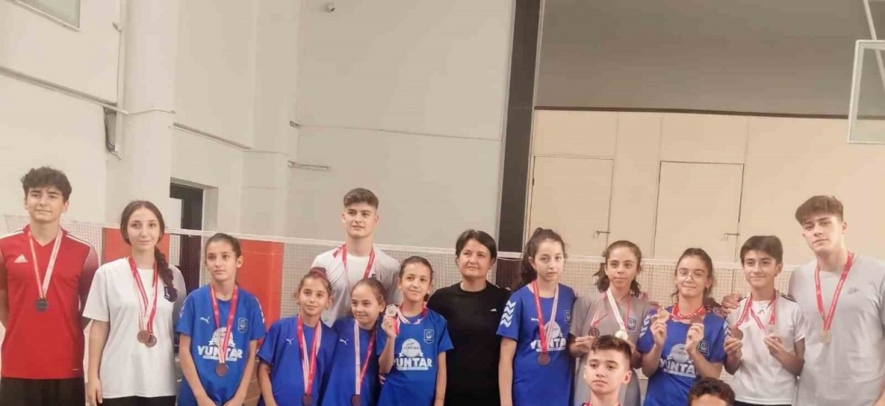 Badminton İl Birinciliği’nde Yunusemre madalyaları topladı