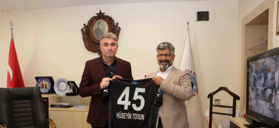 Cemar’dan Başkan Tosun’a forma hediyesi