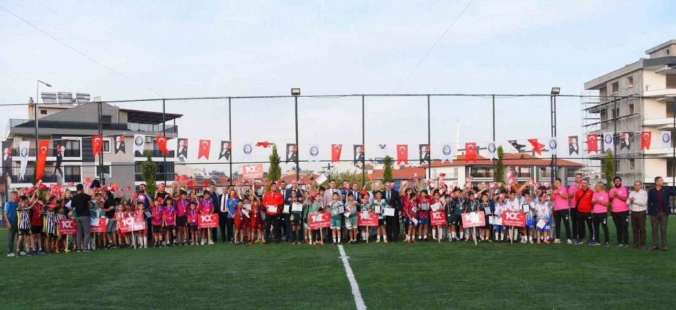 Cumhuriyet Futbol Turnuvası’nın kazananı dostluk oldu