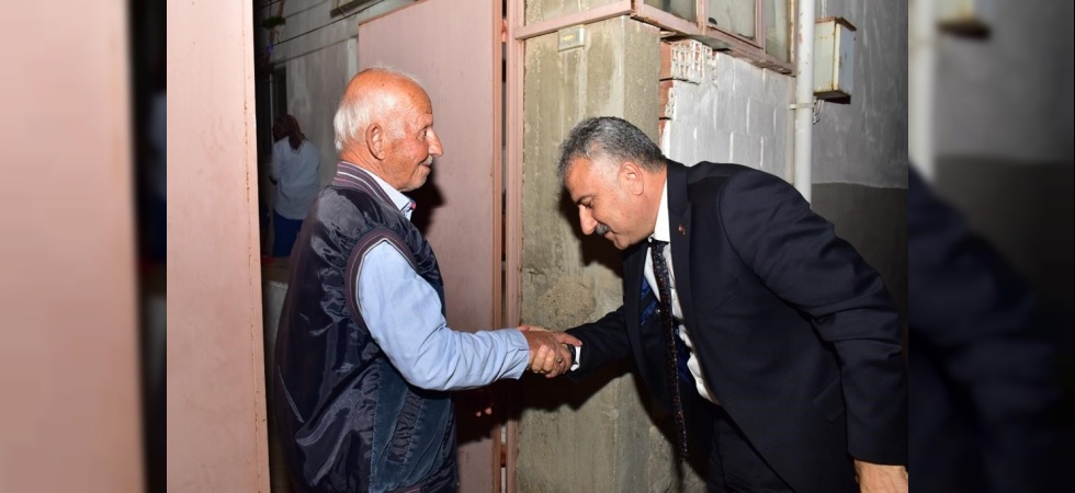 Emniyet Müdürü Aktaş şehit babasını ziyaret etti, elini öptü