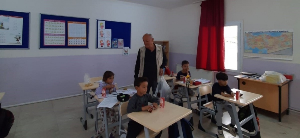 Hayırsever eczacı baba ocağındaki çocukları sevindirdi