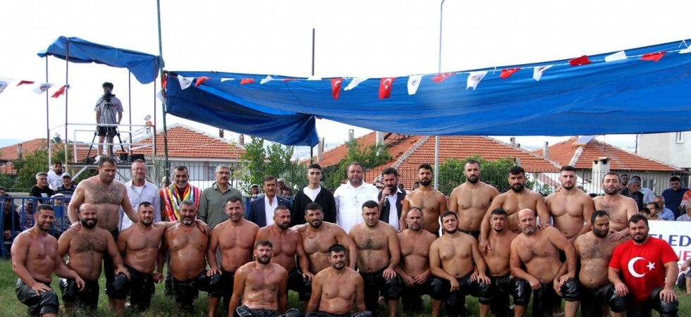 Kula er meydanının başpehlivanı Yıldıray Akın oldu
