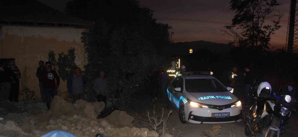 Manisa’da hafif ticari araç ile motosiklet kafa kafaya çarpıştı: 1 ölü, 1 yaralı