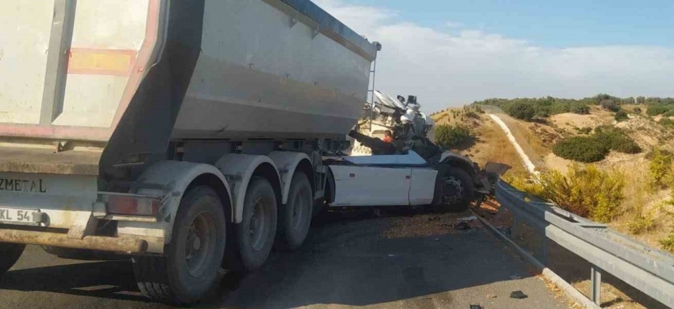 Manisa’da tırla kamyon çarpıştı: 1 ölü
