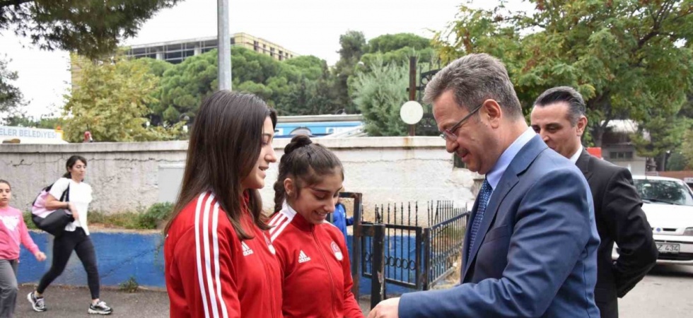 Vali Enver Ünlü, genç sporcularla buluştu
