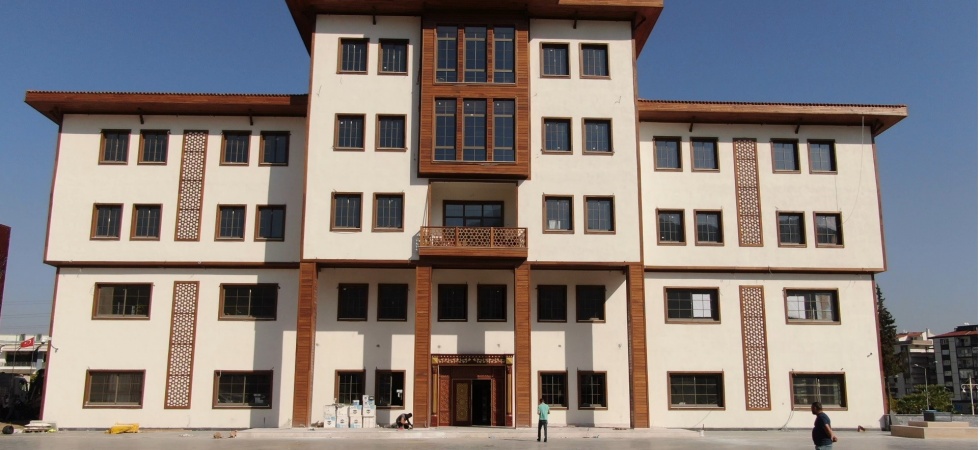 Yunusemre Belediyesi kendi binasına taşındı