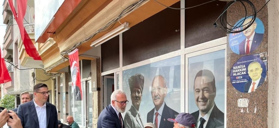 AK Parti’li Yenişehirlioğlu, Akhisarlı zeytin üreticileri ile buluştu