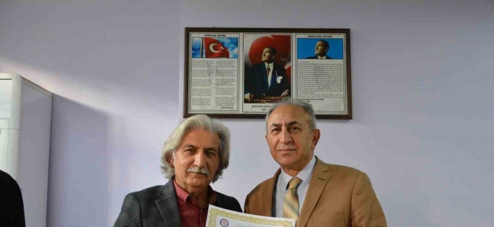 Emekliye ayrılacak olan 41 yıllık eğitimci Bülent Tonoz’a başarı belgesi