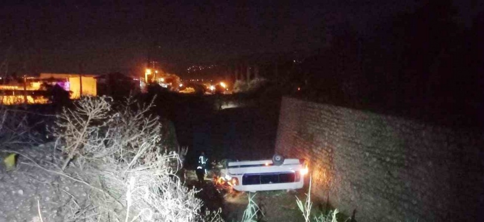 Manisa’da işçi servisi şarampole devrildi: 1’i ağır 3 yaralı
