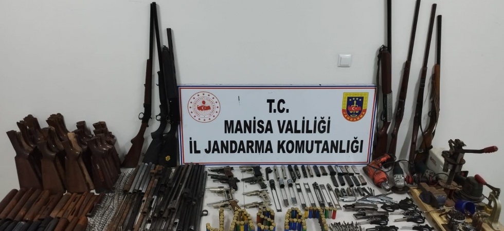 Manisa’da jandarmadan yasadışı silah tüccarlarına operasyon