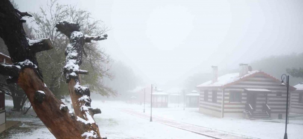 Manisa’da sağanak ve dolu, Spil’de kar