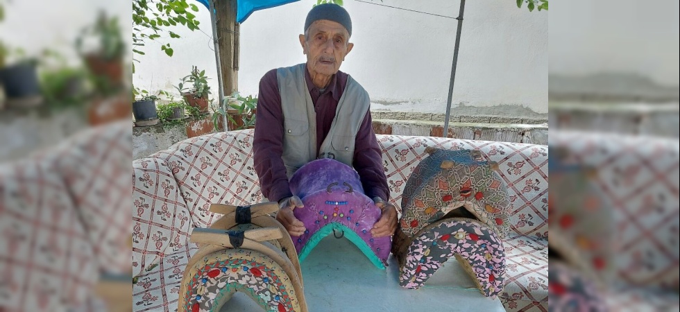 Mesleğini hediyelik semer yaparak yaşatıyor