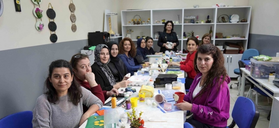 Soğuk Seramik Kursu ile ekonomilerine katkı sağlıyorlar