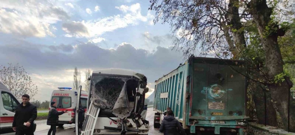 Manisa’da feci kaza: 5’i ağır 17 yaralı