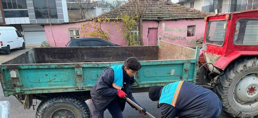 Salihli’de yağmur suyu ızgaraları temizleniyor