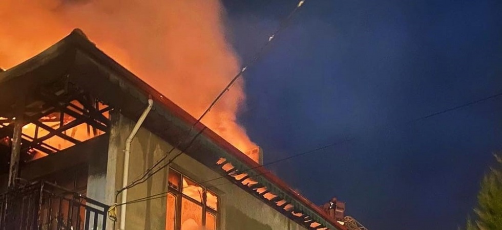 Bacadan çıkan yangın evi kullanılamaz hale getirdi
