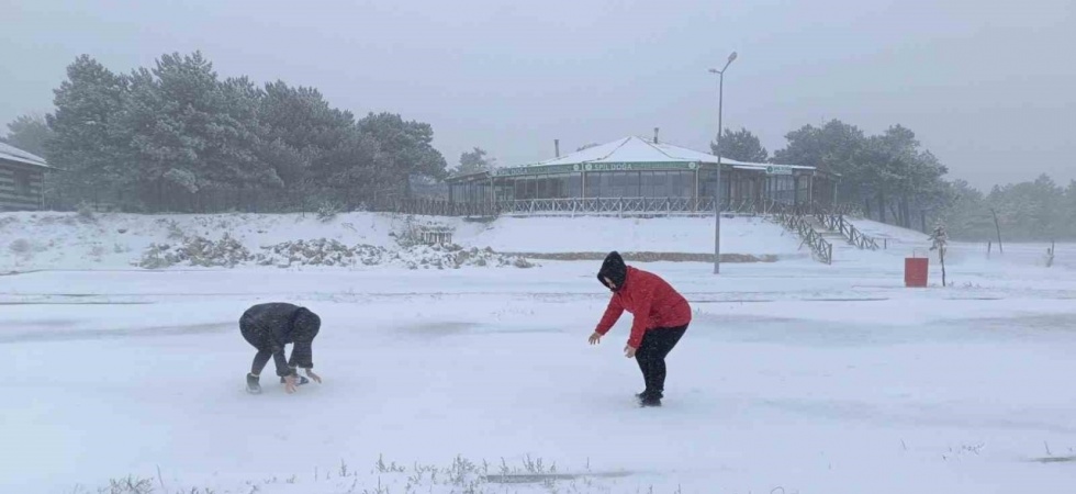 Manisa’nın yüksek kesimlerinde yılın ilk kar yağışı
