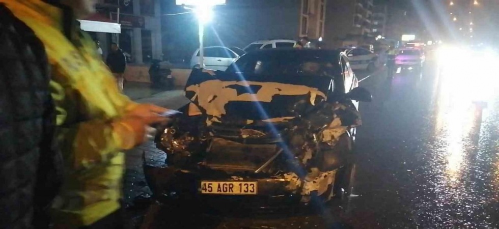 Otomobil şehir içi yolcu otobüsüne çarptı: 3 yaralı