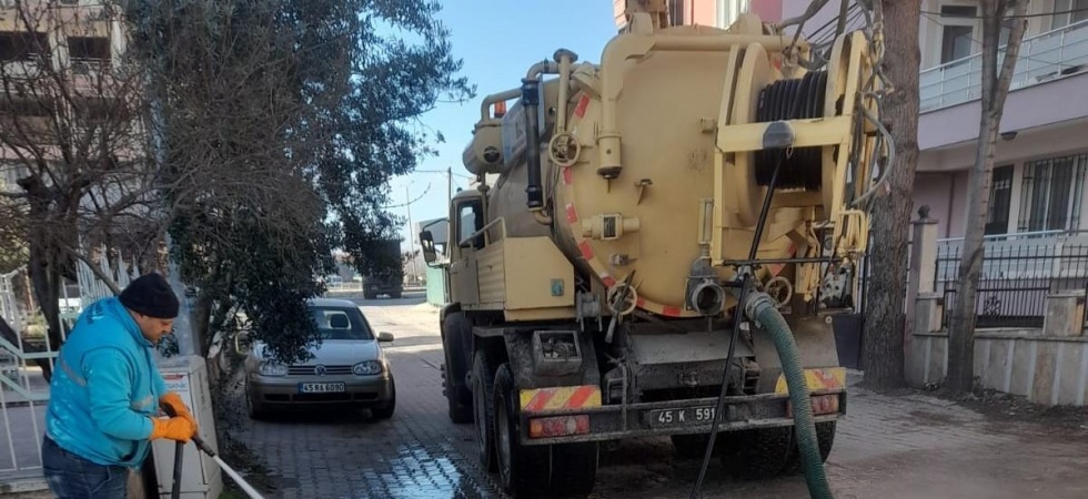 Kula’da dört mahallenin yağmursuyu ızgaraları temizlendi