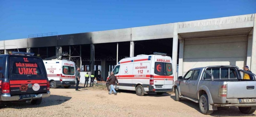 Manisa’da yangın sırasında göçük altında kalan 2 işçi hayatını kaybetti