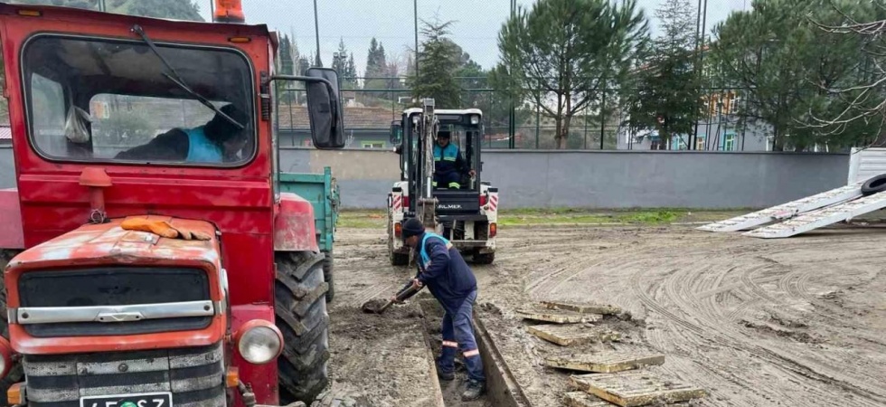 Salihli’de 2 mahallenin yağmursuyu ızgaraları temizlendi
