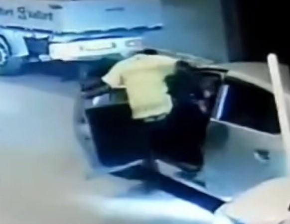 ‘Dur’ ihtarına uymayan ehliyetsiz sürücü, polis tarafından darp edildi