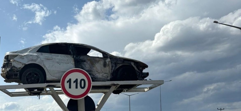 Manisa’da sürücüler kaza yapmış araba levhalarıyla uyarılıyor