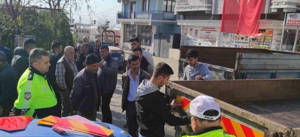 Manisa’da traktörlere reflektör ve tepe lambası takıldı
