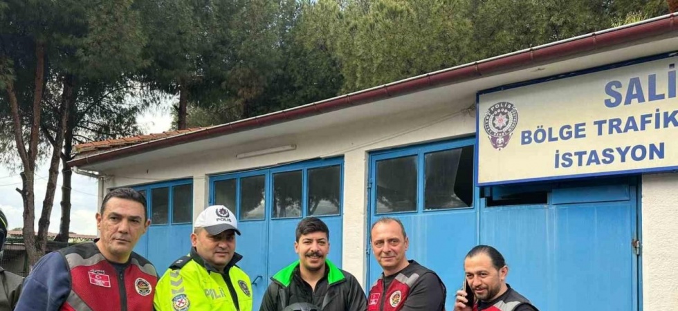 Salihli’de moto kuryelere kask ve yelek hediye edildi