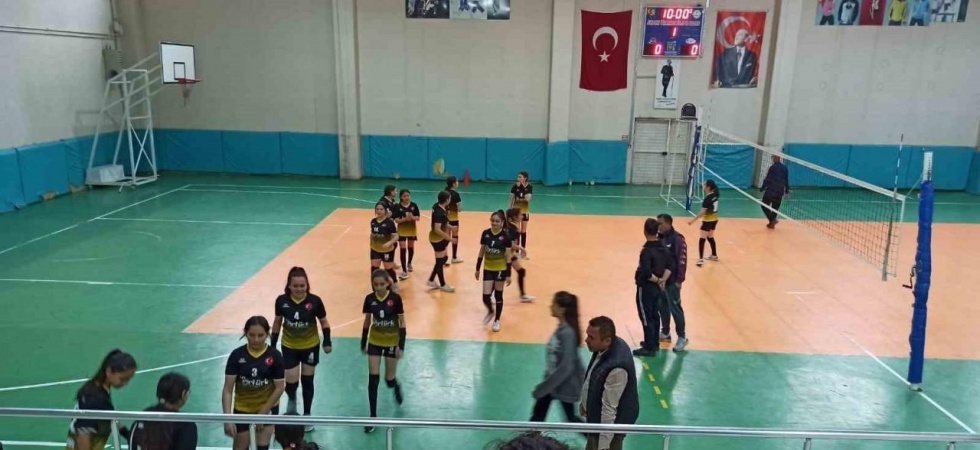 Sarıgöl’de kızlar arası voleybol turnuvası başladı