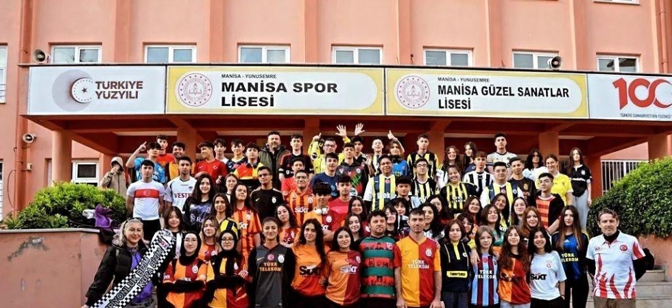 Tuttukları takımların formalarıyla okula geldiler