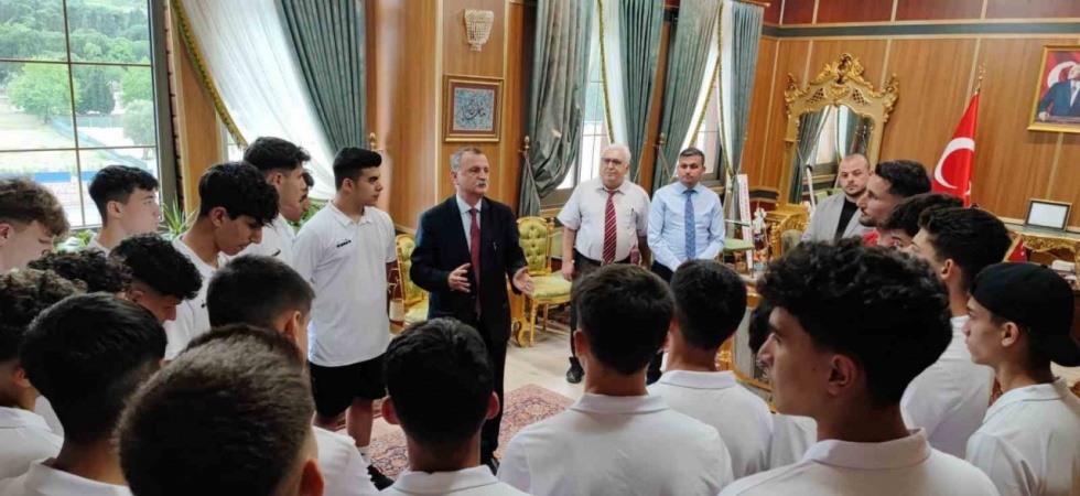 Başkan Balaban, Yunusemre’nin U16’larına başarılar diledi