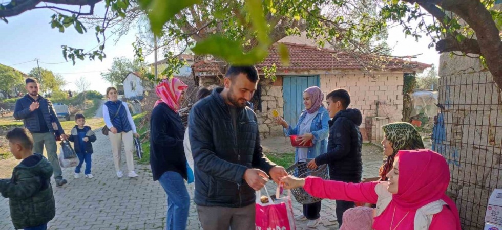 Bu mahallenin genci yaşlısı bayram şekeri topluyor