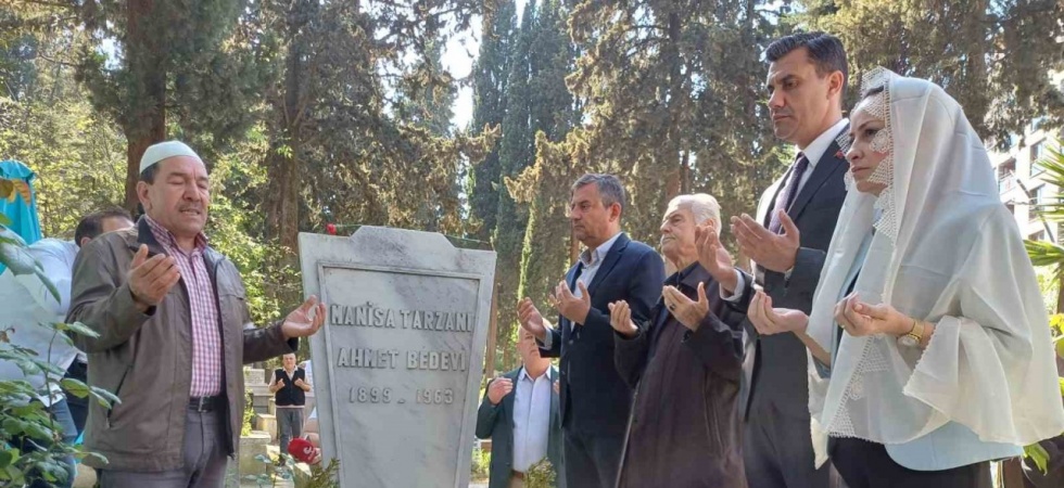 CHP Genel Başkanı Özel Manisa’da hem ailesinin hem de Manisa Tarzanı’nın mezarını ziyaret etti