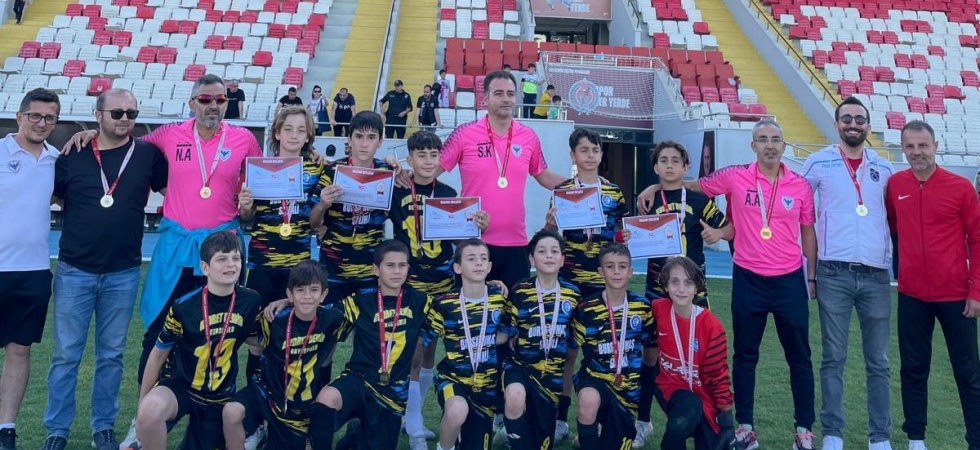 Okul sporları küçük erkekler futbol şampiyonasının çeyrek finalleri Kula’da düzenlendi