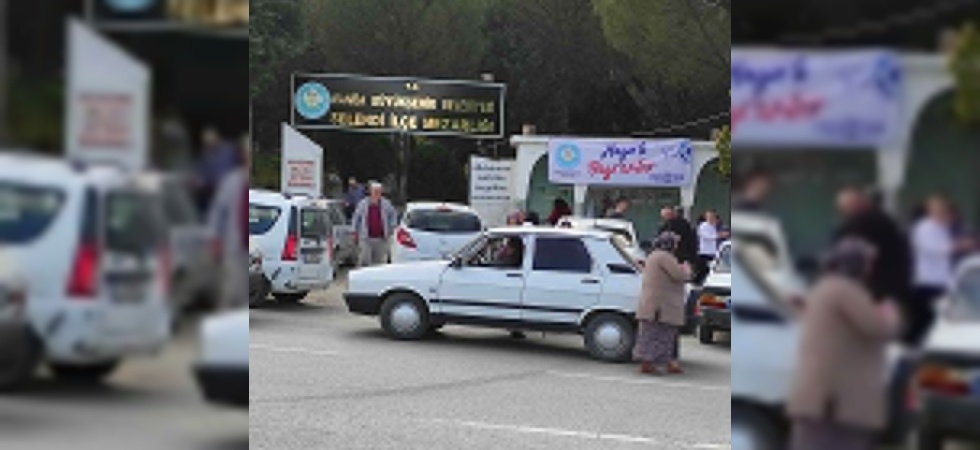 Selendi’de mezarklılara ziyaretçi akını