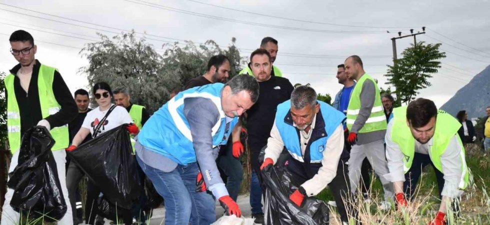 Belediye başkanı ve işçiler 3,5 saat çöp temizledi