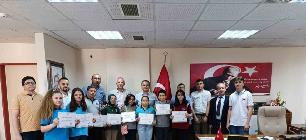 Bursluluk sınavında Türkiye birincisi olan öğrenciler ödüllendirildi