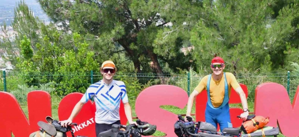 İngiliz baba-oğul depremzedelere destek için binlerce kilometre pedal çeviriyor