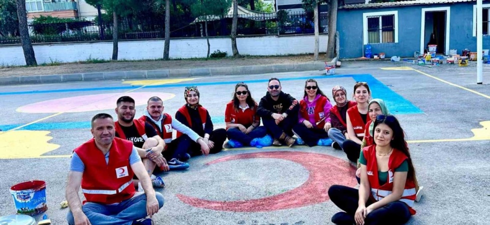 Kızılay Gönüllüleri okul bahçesini renklendirdi