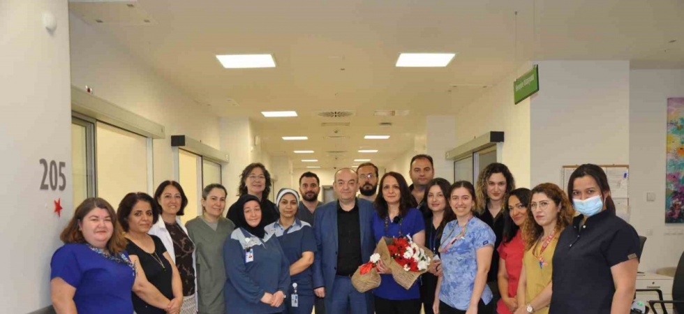 Manisa Şehir Hastanesi yönetiminden yılın hemşiresine tebrik