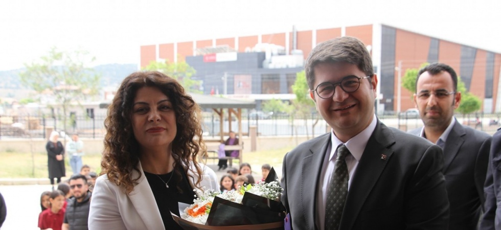 Meslek hayatının son sergisini açan Züleyha öğretmene duygu dolu sürpriz
