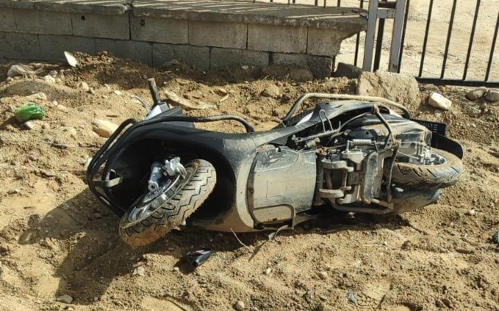 Motosikletin direksiyon hakimiyetini kaybeden sürücü metrelerce sürüklendi