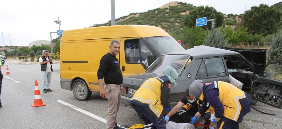Transit ile otomobil çarpıştı: 1 ağır yaralı
