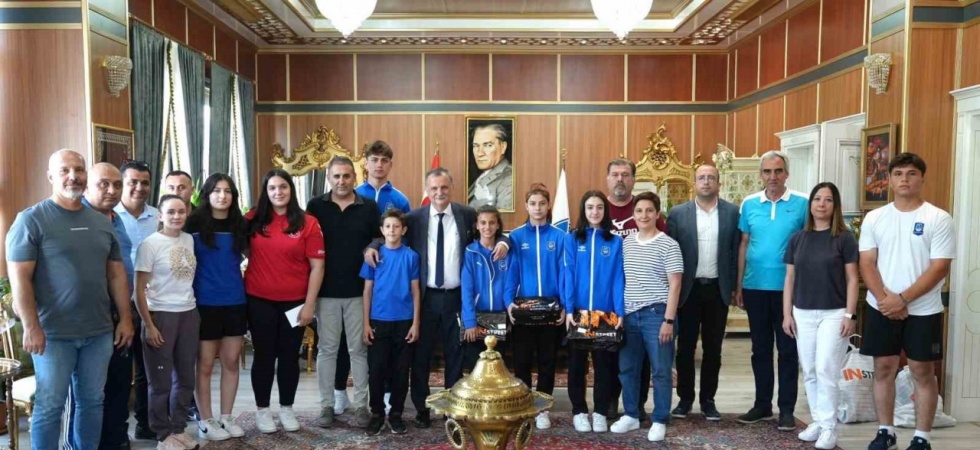 Başkan Balaban şampiyon milli sporcuları ödüllendirdi