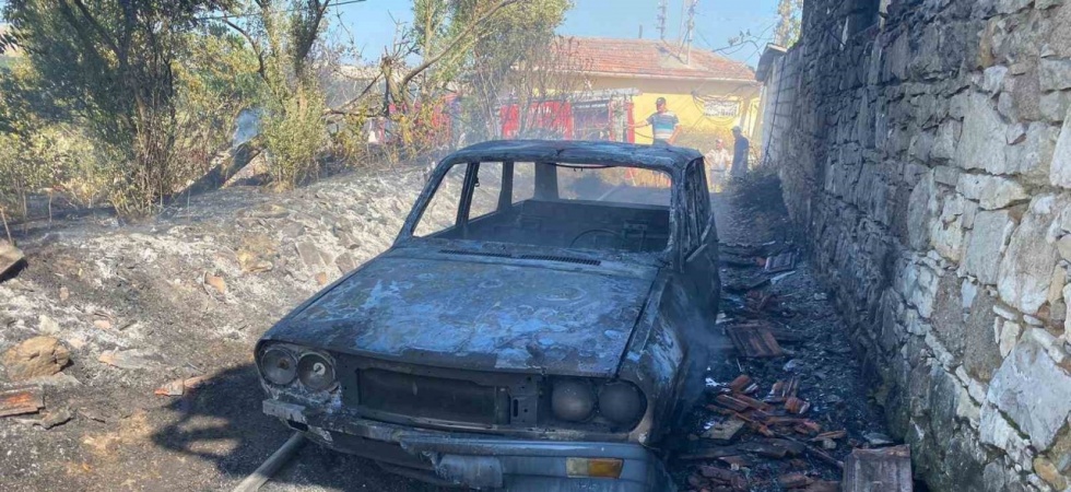 Kuru ot yangını bir otomobili küle çevirdi