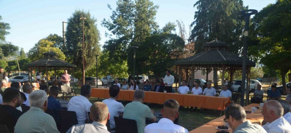 Selendi’de protokol vatandaşlarla bayramlaştı