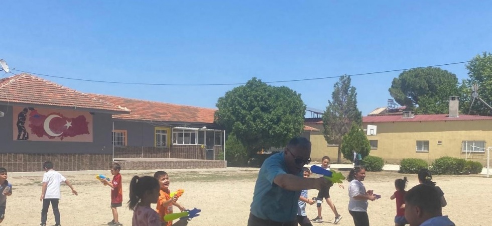 Sıcaktan bunalan öğrenciler hem eğlendi hem de serinledi