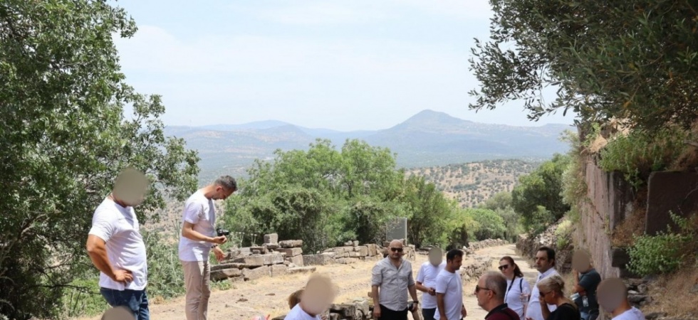 Yükümlüler Aigai antik kentini gezdi