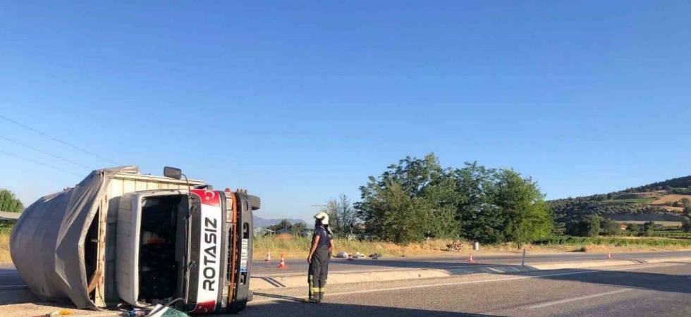 Köpeğe çarpmamak için direksiyon kıran kamyon devrildi: 2 yaralı